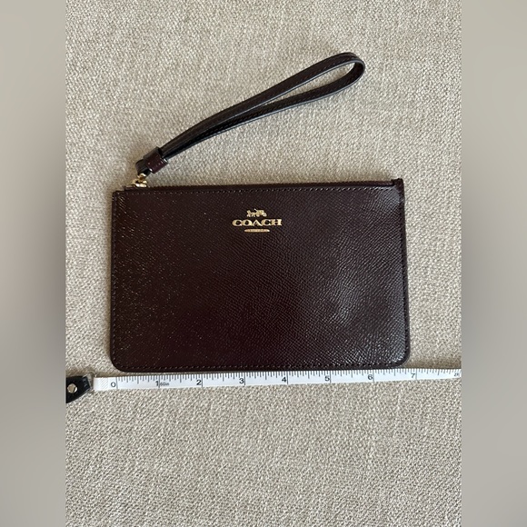 Coach wristlet like new condition plum - Picture 5 of 6